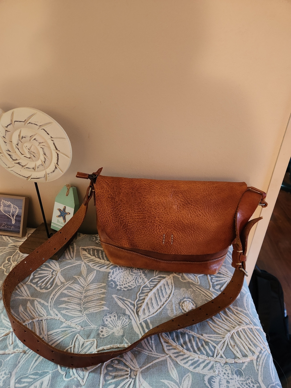 1203 Mano Fece Brown Leather Crossbody Bag
